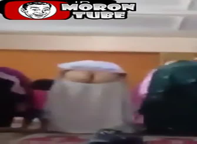 Video :At the mosque, a woman prays, but something is amiss!
